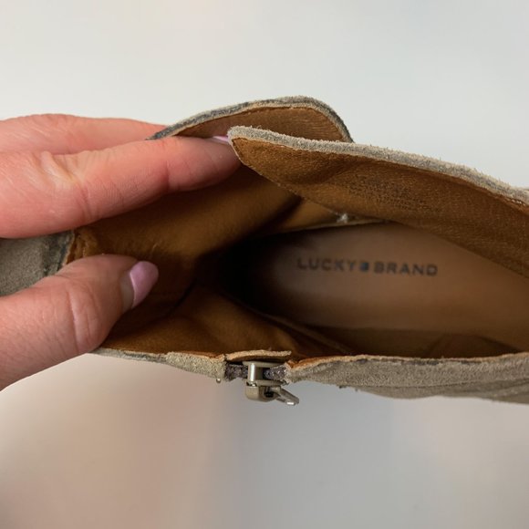 NEW Lucky Brand Tan Dune Elyton Suede Buckle Chunky Lug Sole Zip Ankle Boots 10 - Picture 5 of 8